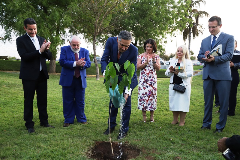 Ministro Luís Roberto Barroso planta Ipê Amarelo e celebra compromisso ambiental em Mato Grosso