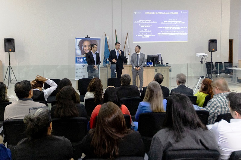 A Ouvidoria do Poder Judiciário de Mato Grosso iniciou o projeto Ouvidoria Cidadã, nesta segunda-feira (25 de agosto), com visitas institucionais à Prefeitura de Primavera do Leste (230 km de Cuiabá), à 22ª Subseção da Ordem dos Advogados do Brasil e ao Fórum da Comarca, no intuito de aproximar o Judiciário estadual da sociedade e das partes diretamente interessadas nos seus serviços, divulgando as competências, fluxos e canais de contato para participação social. De janeiro a julho deste ano, a Ouvidoria do Poder Judiciário recebeu mais de 6 mil manifestações. Nas visitas institucionais, o ouvidor do Judiciário estadual, desembargador Rodrigo Curvo; o juiz auxiliar da Ouvidoria, Bruno D’Oliveira Marques; e a diretora da Ouvidoria do TJMT, Larissa Shimoya; fizeram a apresentação da Ouvidoria, colocando o Judiciário à disposição para o recebimento de manifestações, firmar parcerias, trocar experiências e boas práticas, bem como intermediar o relacionamento do Poder Judiciário com a população. Ainda foi ressaltado nas apresentações que todas as demandas que chegam à Ouvidoria são tratadas por uma equipe preparada para dar solução aos casos, tratando as informações de forma estratégica, com o objetivo de aprimorar a atuação judiciária. Outro ponto destacado é que a Ouvidoria também é competente para atender demandas relativas ao foro extrajudicial, ou seja, aos cartórios. Na prefeitura de Primavera do Leste, o prefeito Sérgio Machnic parabenizou o desembargador Rodrigo Curvo pela iniciativa, destacando a importância do Poder Público estar próximo das pessoas para ouvir suas demandas e buscar melhorias no atendimento. “Eu fico muito orgulhoso de receber o desembargador Rodrigo Curvo aqui. Ele veio passar para a nossa equipe o trabalho que está fazendo no interior do estado. Isso é muito importante! Levar a Ouvidoria para os municípios, mostrando aos prefeitos como ela funciona. É fantástico porque o cidadão que precisa quer ser ouvido por alguém”, afirma o prefeito. Na 22ª Subseção da OAB em Primavera do Leste, que conta com 650 inscritos ativos, a equipe da Ouvidoria foi recebida pela presidente, Ethiene Brandão, e toda diretoria da subseção. Eles puderam apresentar demandas da advocacia local aos representantes do Judiciário estadual e estreitar a relação institucional. “No mês da advocacia, recebemos aqui um presente, que é o projeto Ouvidoria Cidadã, com a presença do nosso ouvidor do TJ e seus auxiliares. Hoje nós temos a certeza de que a Ouvidoria do Poder Judiciário vem cumprindo o seu papel, especificamente na interiorização. Nós estamos a 220 km da capital e receber a Ouvidoria na nossa casa demonstra que o Judiciário está com as portas abertas para receber as demandas da advocacia para que nós entreguemos uma prestação jurisdicional efetiva à nossa comunidade”, ressalta. A última parada da Ouvidoria Cidadã em Primavera do Leste foi o Fórum da comarca, onde todos os magistrados e servidores participaram da apresentação feita pelo desembargador Rodrigo Curvo e pelo juiz Bruno D’Oliveira Marques. “É muito importante para a comarca de Primavera do Leste receber a Ouvidoria do Poder Judiciário porque eles trouxeram aqui todos os canais de comunicação da Ouvidoria, os seus objetivos, dentre eles, o principal que é estabelecer um canal aberto ao cidadão para reclamações, elogios, sugestões, enfim, realmente ser uma voz ativa do cidadão, do usuário do serviço do Poder Judiciário. Os servidores e os magistrados ouviram as orientações da Ouvidoria e a comarca de Primavera se sente muito honrada em estar sendo a primeira contemplada neste grande projeto e está pronta para a colaboração”, afirma o juiz diretor do Fórum, Alexandre Delicato Pampado. A gestora judiciária do Juizado Especial de Primavera do Leste, Divanei Pereira da Silva Miranda, afirma que em 39 anos de atuação no Poder Judiciário, já respondeu a várias demandas encaminhadas pela Ouvidoria, mas nunca registrou qualquer tipo de manifestação, pois tinha o entendimento de que o serviço era voltado para o público externo, o que ficou elucidado na visita da Ouvidoria ao fórum. “Eu já conheço a Ouvidoria há anos porque a gente sempre é solicitado para responder algumas questões internas da Secretaria, mas a gente nunca teve um contato pessoal, é sempre por WhatsApp, telefone. Eles são muito solícitos com a gente. E hoje eu vi que é uma coisa normal para nós também, para questões internas. Hoje eu percebi que nós servidores também temos esse canal aberto”. O desembargador Rodrigo Curvo destaca que o projeto Ouvidoria Cidadã irá percorrer diversas comarcas estratégicas no estado e que Primavera do Leste foi a primeira escolhida por sua relevância. “Escolhemos Primavera do Leste pelo seu destaque no cenário econômico, pela quantidade de magistrados que aqui atuam. Então esta é a primeira comarca a receber o projeto Ouvidoria Cidadã para massificar e fortalecer o compromisso do Poder Judiciário em ouvir o cidadão que usa os nossos serviços”. Conheça os contatos da Ouvidoria do Poder Judiciário de Mato Grosso: Formulário eletrônico: https://clickjudapp.tjmt.jus.br/ouvidoria Central de Atendimento: 0800 647 1420 E-mail: ouvidoria@tjmt.jus.br Atendimento presencial: De Segunda a Sexta das 12h às 19h - Tribunal de Justiça de Mato Grosso, Rua C, S/N - C.P.A, Cuiabá - MT - CEP 78049-926 Correspondência Física: Tribunal de Justiça de Mato Grosso, Rua C, S/N - C.P.A, Cuiabá - MT - CEP 78049-926 Serviço de Atendimento para pessoa surda: https://outlook.office365.com/owa/calendar/AtendimentoporAgendamentosTJMT@365.tjmt.jus.br/bookings/ Balcão Virtual: De Segunda a Sexta das 12h às 19h - https://tjmt-teams-apps-balcao-virtual.azurefd.net/meeting/OuvidoriaTJMT Celly Silva / Fotos: Alair Ribeiro Coordenadoria de Comunicação do TJMT