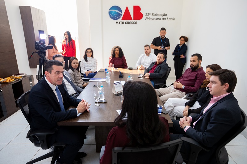 A Ouvidoria do Poder Judiciário de Mato Grosso iniciou o projeto Ouvidoria Cidadã, nesta segunda-feira (25 de agosto), com visitas institucionais à Prefeitura de Primavera do Leste (230 km de Cuiabá), à 22ª Subseção da Ordem dos Advogados do Brasil e ao Fórum da Comarca, no intuito de aproximar o Judiciário estadual da sociedade e das partes diretamente interessadas nos seus serviços, divulgando as competências, fluxos e canais de contato para participação social. De janeiro a julho deste ano, a Ouvidoria do Poder Judiciário recebeu mais de 6 mil manifestações.
Nas visitas institucionais, o ouvidor do Judiciário estadual, desembargador Rodrigo Curvo; o juiz auxiliar da Ouvidoria, Bruno D’Oliveira Marques; e a diretora da Ouvidoria do TJMT, Larissa Shimoya; fizeram a apresentação da Ouvidoria, colocando o Judiciário à disposição para o recebimento de manifestações, firmar parcerias, trocar experiências e boas práticas, bem como intermediar o relacionamento do Poder Judiciário com a população.
Ainda foi ressaltado nas apresentações que todas as demandas que chegam à Ouvidoria são tratadas por uma equipe preparada para dar solução aos casos, tratando as informações de forma estratégica, com o objetivo de aprimorar a atuação judiciária. Outro ponto destacado é que a Ouvidoria também é competente para atender demandas relativas ao foro extrajudicial, ou seja, aos cartórios.
Na prefeitura de Primavera do Leste, o prefeito Sérgio Machnic parabenizou o desembargador Rodrigo Curvo pela iniciativa, destacando a importância do Poder Público estar próximo das pessoas para ouvir suas demandas e buscar melhorias no atendimento.
“Eu fico muito orgulhoso de receber o desembargador Rodrigo Curvo aqui. Ele veio passar para a nossa equipe o trabalho que está fazendo no interior do estado. Isso é muito importante! Levar a Ouvidoria para os municípios, mostrando aos prefeitos como ela funciona. É fantástico porque o cidadão que precisa quer ser ouvido por alguém”, afirma o prefeito.
Na 22ª Subseção da OAB em Primavera do Leste, que conta com 650 inscritos ativos, a equipe da Ouvidoria foi recebida pela presidente, Ethiene Brandão, e toda diretoria da subseção. Eles puderam apresentar demandas da advocacia local aos representantes do Judiciário estadual e estreitar a relação institucional.
“No mês da advocacia, recebemos aqui um presente, que é o projeto Ouvidoria Cidadã, com a presença do nosso ouvidor do TJ e seus auxiliares. Hoje nós temos a certeza de que a Ouvidoria do Poder Judiciário vem cumprindo o seu papel, especificamente na interiorização. Nós estamos a 220 km da capital e receber a Ouvidoria na nossa casa demonstra que o Judiciário está com as portas abertas para receber as demandas da advocacia para que nós entreguemos uma prestação jurisdicional efetiva à nossa comunidade”, ressalta. 
A última parada da Ouvidoria Cidadã em Primavera do Leste foi o Fórum da comarca, onde todos os magistrados e servidores participaram da apresentação feita pelo desembargador Rodrigo Curvo e pelo juiz Bruno D’Oliveira Marques.
“É muito importante para a comarca de Primavera do Leste receber a Ouvidoria do Poder Judiciário porque eles trouxeram aqui todos os canais de comunicação da Ouvidoria, os seus objetivos, dentre eles, o principal que é estabelecer um canal aberto ao cidadão para reclamações, elogios, sugestões, enfim, realmente ser uma voz ativa do cidadão, do usuário do serviço do Poder Judiciário. Os servidores e os magistrados ouviram as orientações da Ouvidoria e a comarca de Primavera se sente muito honrada em estar sendo a primeira contemplada neste grande projeto e está pronta para a colaboração”, afirma o juiz diretor do Fórum, Alexandre Delicato Pampado.
A gestora judiciária do Juizado Especial de Primavera do Leste, Divanei Pereira da Silva Miranda, afirma que em 39 anos de atuação no Poder Judiciário, já respondeu a várias demandas encaminhadas pela Ouvidoria, mas nunca registrou qualquer tipo de manifestação, pois tinha o entendimento de que o serviço era voltado para o público externo, o que ficou elucidado na visita da Ouvidoria ao fórum.
“Eu já conheço a Ouvidoria há anos porque a gente sempre é solicitado para responder algumas questões internas da Secretaria, mas a gente nunca teve um contato pessoal, é sempre por WhatsApp, telefone. Eles são muito solícitos com a gente. E hoje eu vi que é uma coisa normal para nós também, para questões internas. Hoje eu percebi que nós servidores também temos esse canal aberto”.
O desembargador Rodrigo Curvo destaca que o projeto Ouvidoria Cidadã irá percorrer diversas comarcas estratégicas no estado e que Primavera do Leste foi a primeira escolhida por sua relevância. “Escolhemos Primavera do Leste pelo seu destaque no cenário econômico, pela quantidade de magistrados que aqui atuam. Então esta é a primeira comarca a receber o projeto Ouvidoria Cidadã para massificar e fortalecer o compromisso do Poder Judiciário em ouvir o cidadão que usa os nossos serviços”.
Conheça os contatos da Ouvidoria do Poder Judiciário de Mato Grosso:
Formulário eletrônico:  https://clickjudapp.tjmt.jus.br/ouvidoria
Central de Atendimento: 0800 647 1420
E-mail: ouvidoria@tjmt.jus.br
Atendimento presencial: De Segunda a Sexta das 12h às 19h - Tribunal de Justiça de Mato Grosso, Rua C, S/N - C.P.A, Cuiabá - MT - CEP 78049-926
Correspondência Física: Tribunal de Justiça de Mato Grosso, Rua C, S/N - C.P.A, Cuiabá - MT - CEP 78049-926
Serviço de Atendimento para pessoa surda:
https://outlook.office365.com/owa/calendar/AtendimentoporAgendamentosTJMT@365.tjmt.jus.br/bookings/
Balcão Virtual: De Segunda a Sexta das 12h às 19h - https://tjmt-teams-apps-balcao-virtual.azurefd.net/meeting/OuvidoriaTJMT
Celly Silva / Fotos: Alair Ribeiro
Coordenadoria de Comunicação do TJMT