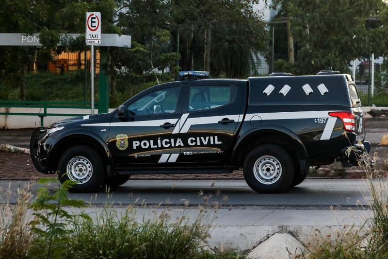 Polícia Civil prende homem em flagrante no momento em que agredia mulher em praça pública