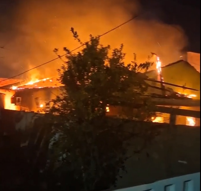 VIOLÊNCIA DOMESTICA: Ex de advogada tenta matá-la a machadadas e não consegue, mas põe fogo na casa; veja vídeo