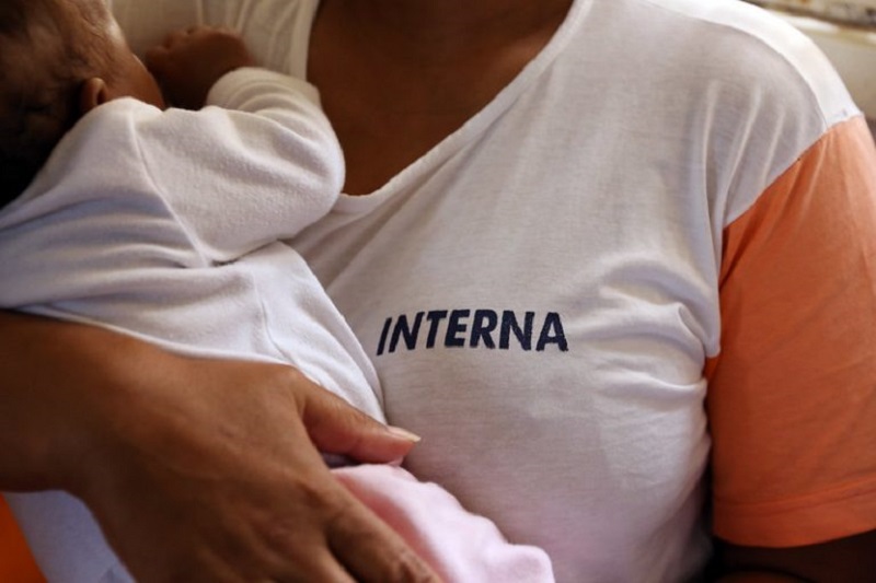 Cuidados com recém-nascido no presídio podem ser considerados para remição de pena da mãe