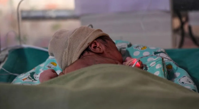 Bebê é abandonado com pedra dentro da boca e cola nos lábios