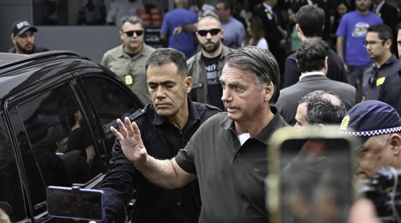 Bolsonaro recebe alta após remoção de lesões; exame mostra anemia