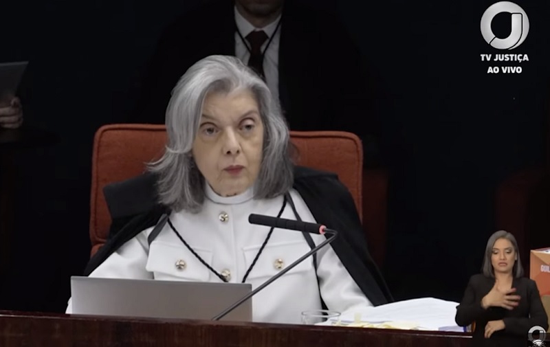 Cármen Lúcia abre voto em diálogo com Dino e alfineta Fux: 'Vou ler um resumo, não se preocupem'