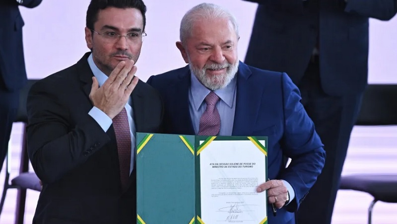 Ministro do Turismo abandona governo após ultimato do partido