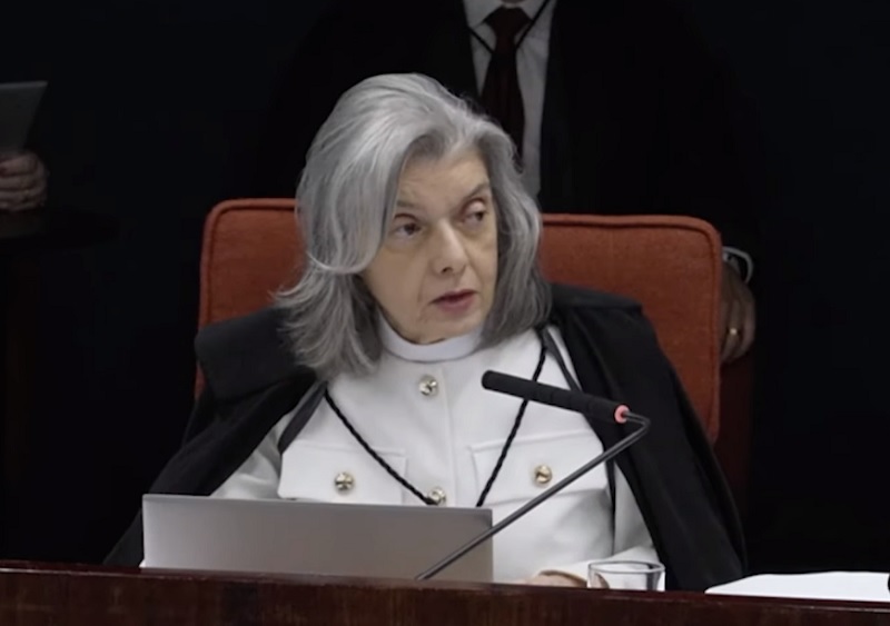 O Plenário do Supremo Tribunal Federal formou maioria, nesta sexta-feira (17/10), para decidir que a avaliação do merecimento para promoção de magistrados em primeira instância e para acesso aos tribunais de segunda instância não pode privilegiar juízes pelo seu índice de conciliação. O julgamento virtual termina oficialmente às 23h59. Victor Piemonte/STFMinistra Cármen Lúcia, do STF Resolução do CNJ privilegia juízes com índice de conciliação maior que o de sentenças Tanto as promoções em primeiro grau quanto o acesso ao segundo grau dependem de uma votação no respectivo tribunal. A Resolução 106/2010 do Conselho Nacional de Justiça prevê critérios para a avaliação do merecimento. Na ação levada ao STF, a Associação dos Magistrados Brasileiros (AMB), a Associação dos Juízes Federais do Brasil (Ajufe) e a Associação Nacional dos Magistrados da Justiça do Trabalho (Anamatra) contestam diversos trechos da resolução. Segundo as entidades, a norma do CNJ definiu critérios subjetivos e desproporcionais, que violam a isonomia e a independência dos juízes. As associações de classe contestaram o fato de que a resolução privilegia, por exemplo, magistrados cujo índice de conciliação seja proporcionalmente maior que o índice de sentenças proferidas em relação a colegas com produtividade semelhante. A avaliação de produtividade também leva em conta parâmetros como número de decisões proferidas em substituição ou auxílio na segunda instância, nas Turmas Recursais e nos Juizados Especiais. Já a qualidade das decisões em geral é avaliada com base, por exemplo, na “pertinência de doutrina e jurisprudência” e no respeito às súmulas do Supremo e dos outros tribunais superiores. A resolução ainda considera como critérios a residência e permanência do magistrado na comarca em que presta jurisdição; a atuação em unidades definidas pelo tribunal como “de difícil provimento”; a participação em mutirões, Justiça itinerante e outras iniciativas institucionais; a “gerência administrativa”; e a “assiduidade ao expediente forense”. Voto da relatora A ministra Cármen Lúcia, relatora do caso, entendeu que os critérios, no geral, são razoáveis e justos. Ela considerou inconstitucional apenas o trecho sobre privilegiar os magistrados pelo índice de conciliação. Até o momento, Cármen foi acompanhada por Alexandre de Moraes, Dias Toffoli, Kassio Nunes Marques, André Mendonça e Cristiano Zanin. De acordo com a relatora, a avaliação da produtividade deve se basear em dados sobre o esforço e a dedicação do juiz em resolver os casos sob sua responsabilidade, “sem influência de circunstâncias independentes das características pessoais do julgador”. Na sua visão, o critério relacionado ao índice de conciliação não é razoável porque depende da vontade das partes. Ou seja, é uma circunstância “alheia à capacidade de trabalho” e à própria vontade do juiz. Embora os magistrados devam estimular a conciliação, a obtenção do resultado conciliatório não pode ser imposta a eles como meta, pois não depende apenas de seu empenho, disse a ministra. Para exemplificar o quanto o critério é desproporcional, Cármen citou a situação hipotética de uma empresa envolvida em várias ações individuais. As ações podem estar concentradas na comarca do local em que o serviço é prestado ou em um mesmo foro estipulado por todos os contratos da empresa. Nesse caso, se essa única empresa concordasse em fazer acordos com os autores dos processos, o índice de conciliação do juiz responsável teria um aumento considerável. Clique aqui para ler o voto de Cármen Lúcia ADI 4.510