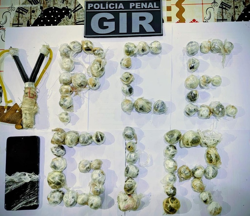 Policiais penais interceptam entrada de entorpecentes e celular em raio de segurança máxima