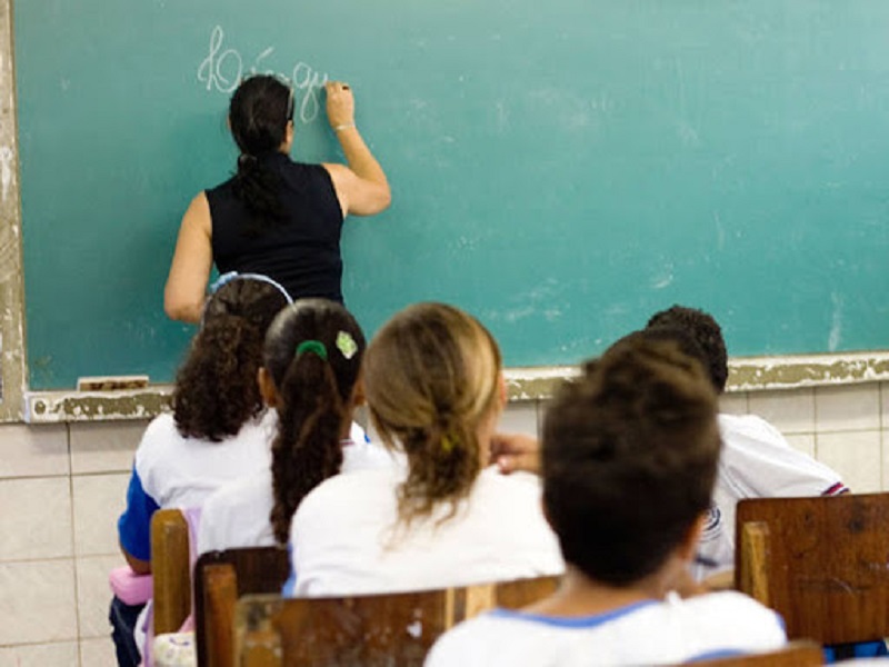 Câmara aprova proposta que permite acumular cargo de professor no serviço público