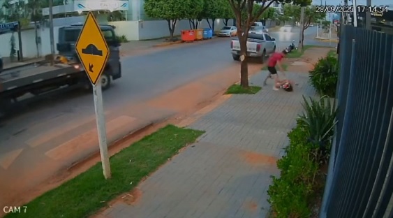 Câmeras de segurança flagra empresário em Mato Grosso agredindo a ex-mulher na rua com chutes e socos