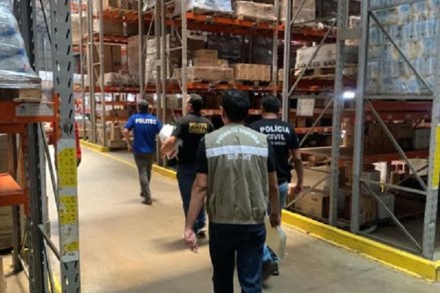 PJC-MT e o Ministério da Agricultura apreendeu mais de 7 mil garrafas de uísque suspeitas de adulteração em empresa de Várzea Grande