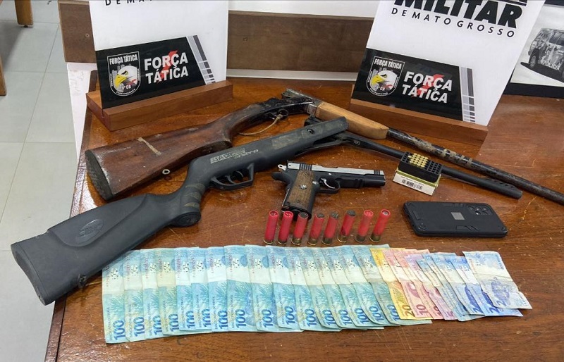 Força Tática prende suspeito por ameaçar esposa e filho dentro de casa com três armas e munições