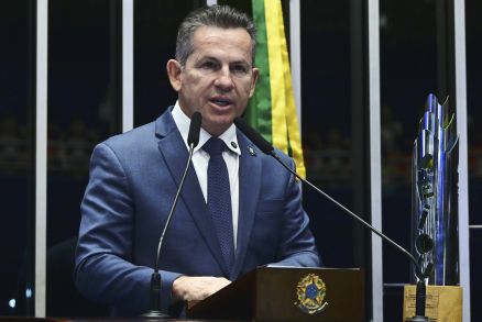 Governador Mauro Mendes recebe comenda no Senado e dedica a professores de MT