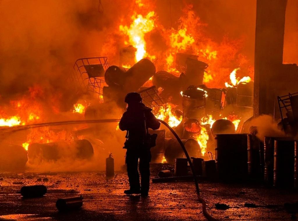 Corpo Bombeiros combate incêndio em empresa de reciclagem em Cuiabá