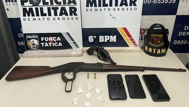 PM apreende fuzil, revólver, drogas e prende três pessoas suspeitas por porte ilegal de arma de fogo