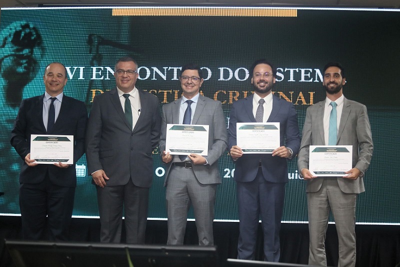 O VI Encontro do Sistema de Justiça Criminal de Mato Grosso encerrou a manhã desta sexta-feira (31) com o Painel 6, dedicado ao tema “Câmeras corporais, reconhecimento facial e vigilância: dever do Estado ou direito social?”. O debate, presidido pelo ministro Teodoro Silva Santos, do Superior Tribunal de Justiça (STJ), teve o desembargador do Tribunal de Justiça de Mato Grosso (TJMT), Marcos Machado, como mediador, explanação do defensor público do Estado de São Paulo, Fernando Rodolfo Mercês Moris, e o advogado Vinícius Segatto Jorge da Cunha, entre os debatedores.

O ministro Teodoro Silva Santos (STJ) enfatizou que os usos das tecnologias como câmara corporal e reconhecimento facial têm gerado debates tensionados por duas posições que se opõem: de um lado, a busca para se evitar o excesso da atividade policial e o uso excessivo de violência; de outro, o direito social e a preservação da privacidade.
“Estes debates nascem da necessidade de traçar os parâmetros de como implementar, de forma equilibrada, tecnologias que promovam a segurança sem sacrificar direitos civis e sociais fundamentais”, defendeu o ministro.

O advogado Vinícius Segatto aprofundou o debate sob o ponto de vista probatório, analisando decisões do Superior Tribunal de Justiça sobre o uso de câmeras corporais como instrumento de controle e transparência na atividade policial. Ele citou o Habeas Corpus 598.051, relatado pelo ministro Rogerio Schietti, para explicar que a gravação audiovisual não representa uma afronta à separação dos poderes, mas um meio de garantir a verificação efetiva do consentimento em diligências.
“Independentemente do ponto de vista que nós temos, todos queremos uma redução da violência ou até mesmo a extinção dela. Como isso é quase impossível, as câmeras corporais, eu acredito que por um único motivo já teriam o porquê de existir, que é a redução da letalidade”, enfatizou Segatto, que é mestre em Direito pelo IDP-Brasília.

O advogado reforçou ainda que “vivemos em um mundo digital e não tem como tratar das questões de justiça única e exclusivamente com códigos octogenários criados na era Vargas, em um período ditatorial. Assim como o mundo vem passando por essa transformação, já estamos na inteligência artificial, a justiça não tem como se furtar disso”.

O defensor público de São Paulo, Fernando Rodolfo Moris, abriu o painel destacando que as novas tecnologias de vigilância inauguram “um novo desafio civilizatório” no campo jurídico. Para ele, a incorporação de câmeras corporais e de sistemas de reconhecimento facial representa uma mudança epistemológica sobre a forma como o Direito constrói e valida a verdade. “Estamos diante de um novo regime de verdade jurídica, que precisa ser observado com cuidado, porque a tecnologia pode tanto ampliar a transparência como reforçar desigualdades”, alertou.

Dentre os debatedores, o promotor de Justiça do Ministério Público de Mato Grosso (MPMT), Renee do Ó Souza, enfatizou que o uso das câmeras corporais deve ser visto como um avanço institucional e não como uma desconfiança em relação às forças policiais. “A transparência é uma aliada da legalidade. O registro em vídeo contribui não apenas para o controle externo da atividade policial, mas também para a proteção do próprio agente público, garantindo que a atuação do Estado seja sempre legítima e proporcional”, destacou. Ele também chamou atenção para a importância de que a tecnologia seja acompanhada de políticas de capacitação e protocolos claros de uso, “para que o instrumento não se torne uma formalidade, mas um meio efetivo de aperfeiçoamento da justiça criminal”.

Por sua vez, o juiz de Direito Leonardo Issa Halah, do Tribunal de Justiça de São Paulo, pontuou que o desafio está em equilibrar inovação e responsabilidade institucional. “O reconhecimento facial e as câmeras corporais não podem substituir o discernimento humano. É preciso que o Judiciário e as forças de segurança estabeleçam critérios técnicos e jurídicos que assegurem a confiabilidade das provas e a preservação das garantias individuais”, afirmou. O magistrado defendeu ainda que “a tecnologia, quando bem aplicada, contribui para a eficiência processual e para a construção de uma justiça mais transparente e acessível”.

O VI Encontro do Sistema de Justiça Criminal do Estado de Mato Grosso – Ideários entre a Lei e a Realidade teve início na quarta-feira (29) e encerra nesta sexta-feira (31), com palestras e debates que abordam a evolução e os desafios do sistema de justiça criminal. O evento é idealizado e coordenado pelo desembargador Marcos Machado (TJMT).