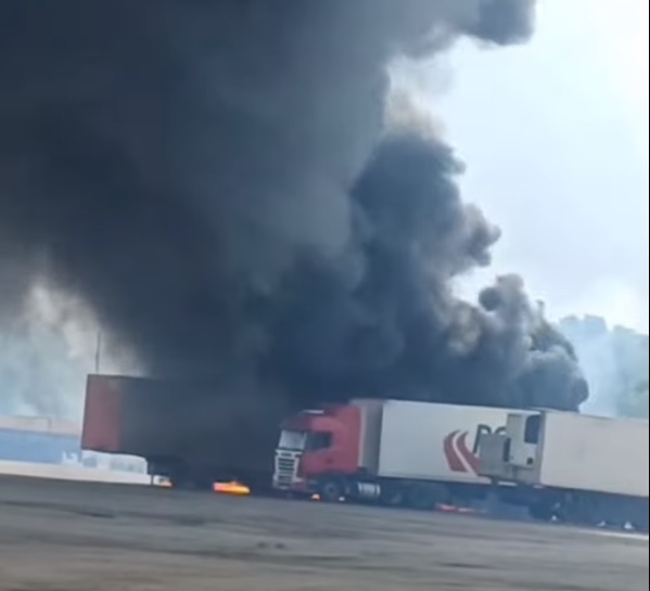Incêndio na Rodovia dos Imigrantes em Várzea Grande, atinge carretas no pátio do Posto Miriam