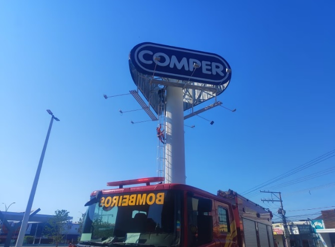 Homem tanta suicídio na torre de supermercado em Várzea Grande, bombeiro no local
