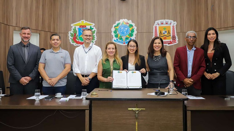 Prefeita assina Carta Compromisso para reativar Rede Protege em Várzea Grande