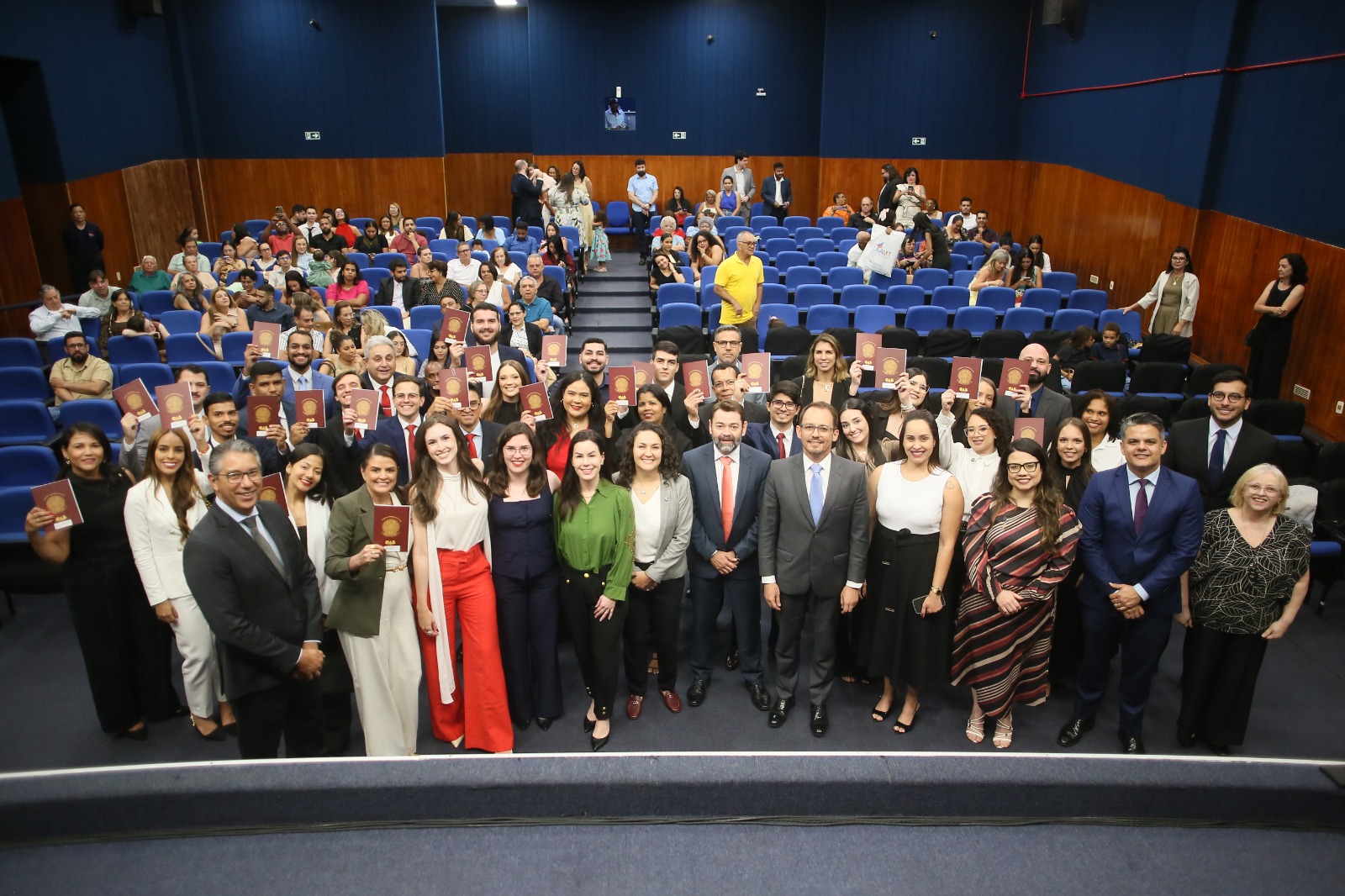 CAA/MT participa de cerimônia de entrega de carteiras da OAB-MT com acolhimento e oferta de benefícios