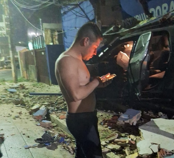 Motorista em caminhonete Toro destruiu casa e distribuidora no bairro Grande Terceiro em Cuiabá
