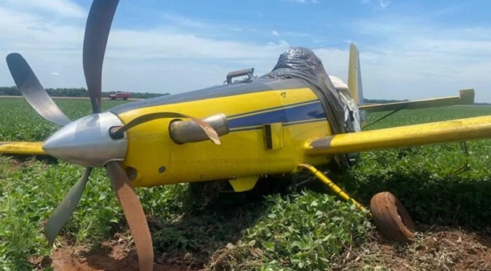 Avião agrícola faz pouso forçado em lavoura às margens da MT-242; veja o vídeo