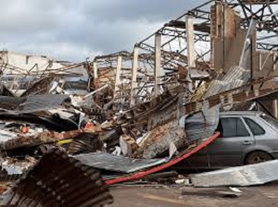 Vídeos mostram destruição em cidade arrasada por tornado no Paraná
