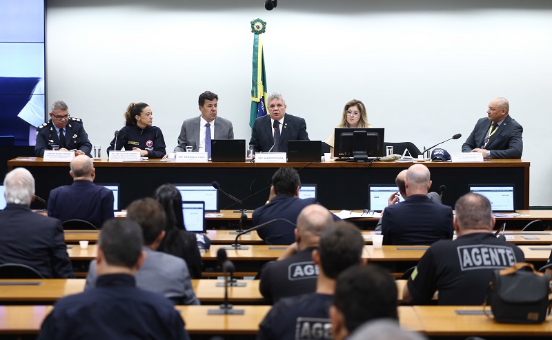 Prefeitos e guardas municipais são provocados à renúncia em audiência na Câmara Federal