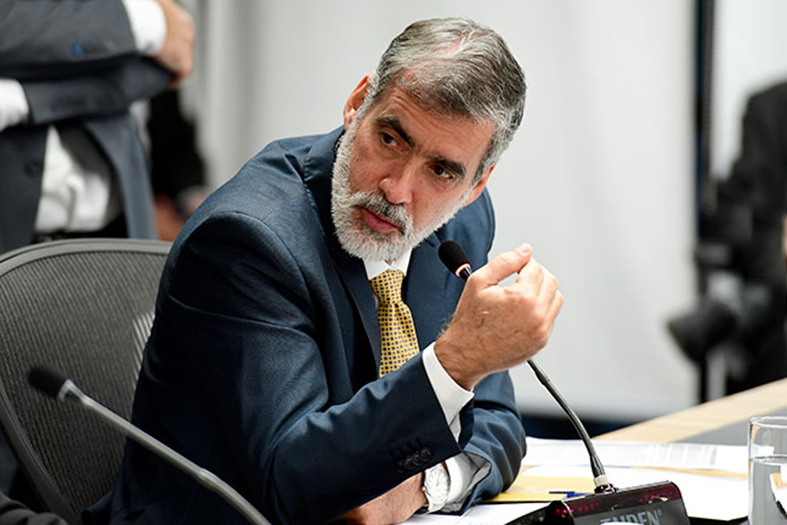 O Superior Tribunal de Justiça não deve fixar tese vinculante sob o rito dos recursos repetitivos quando os temas afetados tenham como paradigmas processos em que o crime já prescreveu. A definição foi alcançada pela 3ª Seção do STJ, em questões de ordem julgadas nesta quarta-feira (12/11), por maioria apertada de votos. Isso levou ao adiamento de dois temas de repetitivos, que não puderam ser julgados porque os crimes imputados aos réus nos processos afetados já prescreveu. Esses casos voltam aos gabinetes para declaração da extinção da punibilidade pela prescrição. Os temas seguem afetados. Será necessário identificar novos recursos em que a prescrição ainda não foi alcançada, prepara-los e pauta-los, para definição da tese jurídica. O que vale é a tese A proposta de fixar teses apesar da prescrição nos casos concretos foi feita pelo ministro Rogerio Schietti, por um aspecto prático: há determinados crimes que têm prazo prescricional mais curto e levam anos até chegar em grau de recurso ao STJ. Isso ocorre, principalmente, nos processos envolvendo ato infracional, aplicação da falta grave e temas relativos à execução penal. Isso é mais grave justamente nos casos de afetação ao rito dos repetitivos. Esses são selecionados pela comissão gestora de precedentes, cadastrados como controvérsia, depois passam por afetação e têm um ano para serem julgados, segundo o Regimento Interno. É comum que os gabinetes levem meses para liberá-los, já que o julgamento é qualificado: cabe manifestação de amigos da corte (amici curiae) e podem ter audiência e consulta pública, por exemplo. “O objetivo central é a definição da tese jurídica não especificamente para o caso julgado, mas para todos os casos futuros. É o interesse público de que o tribunal resolva definitivamente algo que tem sido objeto de interpretações diferentes”, disse o ministro. Prescreveu, e daí? Não há norma para resolver essa questão específica no Código de Processo Penal, no Código de Processo Civil ou no Regimento Interno do tribunal. O ministro Schietti propôs a aplicação, por analogia, do artigo 998, parágrafo 1º do CPC, segundo o qual a desistência do recurso não impede a análise de questão em julgamento de recursos repetitivos. “A lógica subjacente ao dispositivo deve ser aplicada também, por analogia, para situações outras em que julgamento do caso se tornar prejudicado por alguma questão superveniente, como é o caso da prescrição”, sustentou. Votaram com ele os ministros Carlos Brandão, Og Fernandes e Sebastião Reis Júnior. “O tema repetitivo é o importante. E é fundamental que seja decidido”, disse o ministro Og. Melhor achar outros processos Abriu a divergência vencedora o ministro Reynaldo Soares da Fonseca, que foi mais conservador: defendeu que o tema repetitivo siga afetado, mas que os paradigmas sejam substituídos por casos em que ainda não houve prescrição. Ele foi acompanhado por Ribeiro Dantas, Messod Azulay e Marluce Caldas. Com o empate e devido à ausência de Joel Ilan Paciornik, o desempate coube ao presidente da 3ª Seção, Antonio Saldanha Palheiro, que votou com eles. “O objetivo é firmar entendimento a respeito de um tema controvertido, mas a gente encaminha nosso posicionamento em cima de casos concretos. Encaminhar o julgamento da tese em cima de um caso em que ela não tem efeito prático na vida real causa espécie”, disse Saldanha. Temas adiados por conta da prescrição dos paradigmas: Tema 1.107 — Discute se há imprescindibilidade de laudo pericial firmado por perito oficial para o reconhecimento da qualificadora do rompimento de obstáculo nos crimes de furto; Tema 1.138 — Retroatividade ou não da Lei 13.964/2019 (pacote “anticrime”), relativamente à natureza jurídica da ação penal no delito de estelionato (art. 171 do Código Penal), a qual outrora era pública incondicionada e, atualmente, passou a exigir a representação da vítima, como condição de procedibilidade, tornando-se, assim, ação pública condicionada à representação. Tema 1.107 REsp 1.930.192 REsp 1.923.354 Tema 1.138 REsp 1.917.110 REsp 1.931.383 REsp 1.931.345 REsp 1.931.377 Fonte: Conjur/ Foto: reprodução STJ