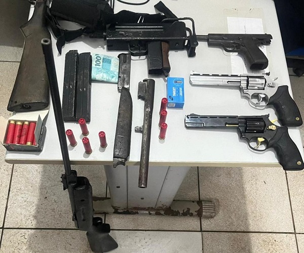 Patrulha Rural prende dupla de faccionados em flagrante com submetralhadora, revólveres e pistola