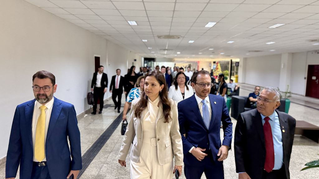 Presidente Gisela Cardoso lidera grande comitiva de advogados ao Fórum para garantir respeito às prerrogativas profissionais