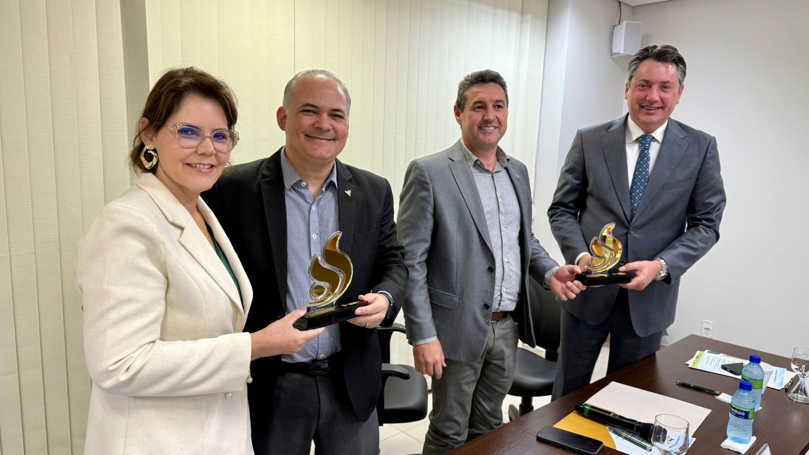 AGRONEGÓCIO Deputada Coronel Fernanda é homenageada pela Aprosoja Brasil durante reunião em Brasília