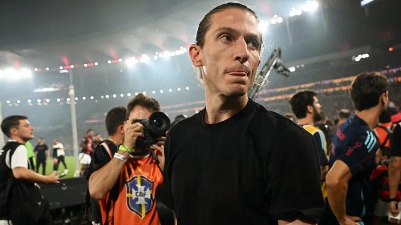 Filipe Luís chega a acordo com Flamengo e renova até 2027