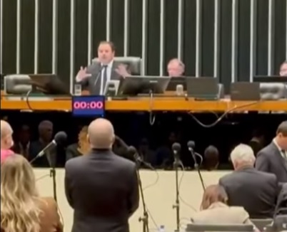 Glauber Braga, prestes a ser cassado, ocupa a mesa diretora da Câmara