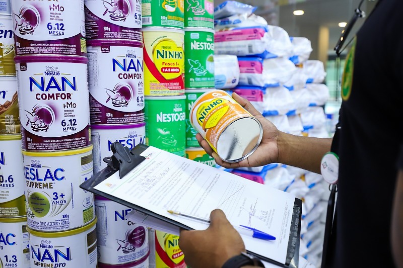 Procon de Várzea Grande fiscaliza e orienta farmácias sobre proibição de lotes de produtos de nutrição infantil