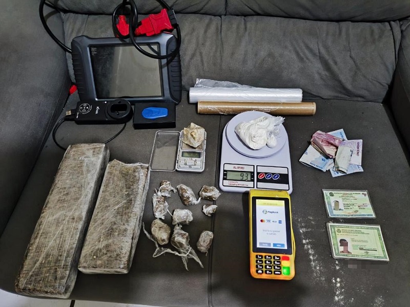 Companhia Raio prende dois homens com tabletes e porções de maconha