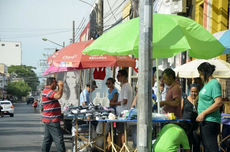 Prefeito Abilio Brunini autoriza apreensão de mercadorias dos ambulantes no centro de Cuiabá