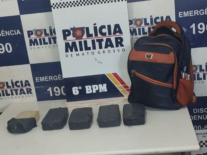 Polícia Militar prende mulher com cinco quilos de pasta base de cocaína