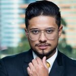 O Brasil está entre os países que mais prendem por tráfico de drogas. No entanto, esse número elevado esconde uma realidade pouco debatida: uma parcela significativa dessas prisões não se converte em condenação definitiva. Ao longo do processo penal, falhas na abordagem policial, fragilidade probatória e erros no enquadramento jurídico levam o Judiciário a revisar decisões inicialmente tomadas em situação de flagrante. Segundo o advogado criminalista Jefferson Nascimento Silva, especialista em crimes relacionados à Lei de Drogas, a prisão em flagrante ainda é equivocadamente tratada como sinônimo de culpa. “Prisão não é condenação. O flagrante representa apenas o início da apuração. A função do processo penal é justamente verificar se a acusação se sustenta dentro da legalidade e com provas lícitas”, explica. Um dos pontos mais sensíveis nesses casos é a distinção entre usuário e traficante. Embora a legislação preveja critérios para essa diferenciação, a aplicação prática ainda é marcada por forte subjetividade. “Quantidade de droga, local da abordagem e até a condição social do acusado acabam pesando mais do que provas técnicas. Isso resulta em enquadramentos que, posteriormente, não se confirmam”, afirma. Outro fator recorrente está na legalidade das provas produzidas. Abordagens sem fundada suspeita, buscas pessoais arbitrárias e entradas em domicílio sem mandado judicial ou justificativa legal são situações que podem tornar a prova ilícita. “O enfrentamento ao tráfico não autoriza a violação de direitos constitucionais. Quando a prova nasce ilegal, todo o processo fica comprometido”, ressalta Jefferson. O advogado também chama atenção para o desconhecimento acerca do chamado tráfico privilegiado, previsto em lei para réus primários, sem vínculo com organizações criminosas e que não se dedicam à atividade criminosa. Nesses casos, a pena pode ser significativamente reduzida. “Sem uma defesa técnica especializada, muitos acusados acabam recebendo penas mais severas do que a própria lei prevê”, pontua. Além disso, a prisão preventiva — aplicada antes de qualquer condenação — ainda é utilizada de forma excessiva em processos por tráfico. “A prisão cautelar deve ser exceção, não regra. O uso indiscriminado contribui para a superlotação carcerária e não resolve o problema da criminalidade”, avalia. Para Jefferson Nascimento Silva, a atuação da defesa criminal é indispensável para assegurar que o processo penal cumpra sua função constitucional. “Defender o acusado não é defender o crime. É garantir a legalidade, o contraditório e evitar erros judiciais. Julgamentos justos protegem direitos, preservam vidas e fortalecem a própria credibilidade da Justiça”, conclui. Serviço: Jefferson Nascimento da Silva Advogado Criminalista - OAB/PR 86.750