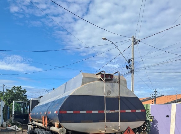 PMMT em Cuiabá flagra suspeita adulterando combustível em caminhão-tanque