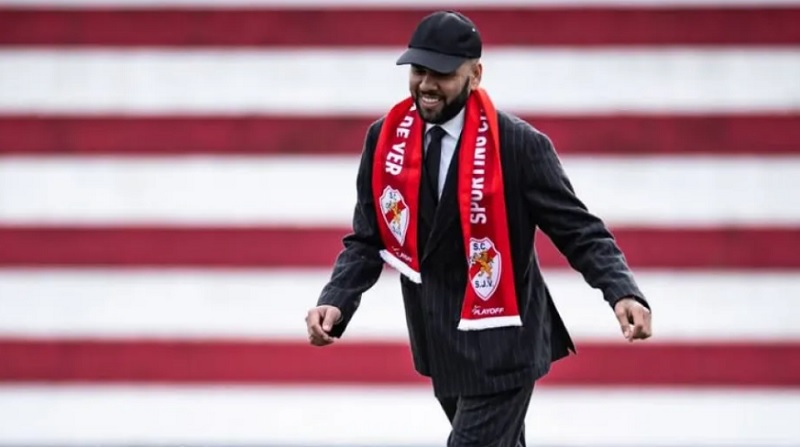 Dani Alves pode voltar aos gramados para salvar clube português de cair