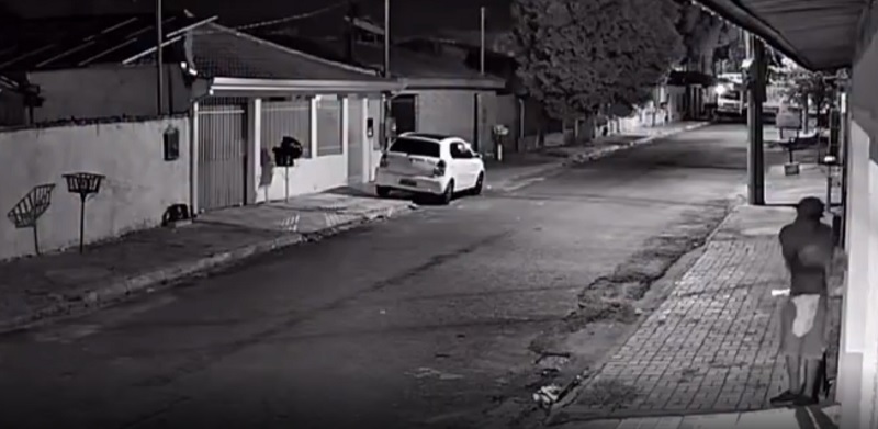 Homem surta e ateia fogo em casa no bairro CPA na madrugada