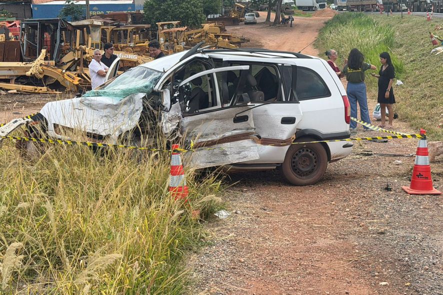 Colisão de veículos de passeio com carreta na BR 364 deixa dois mortos