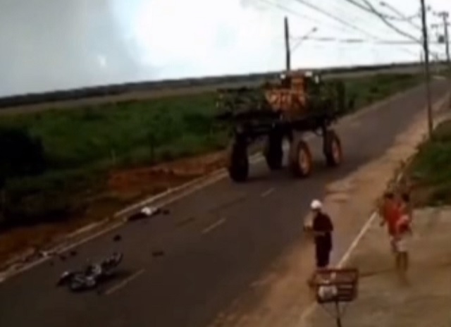 Câmera de segurança mostra adolescente tentando passar de moto por baixo de máquina agrícola em Água Boa MT