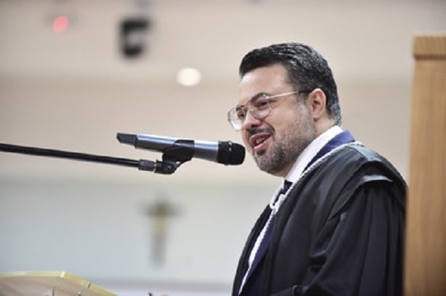 Juiz do TRE-MT determina Pedro Taques que retire das redes sociais postagens com Mauro Mendes e família