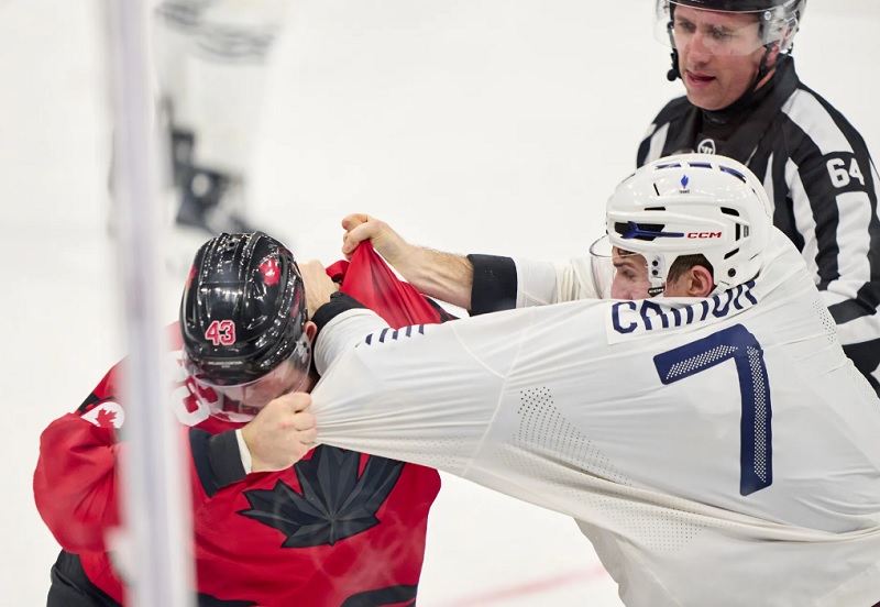 Jogadores brigam feio durante partida de hóquei no gelo; vídeo