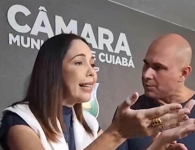 Vereadora Maysa invadi coletiva e pedi explicações do prefeito Abilio, "Eu gostaria de saber o que o senhor falou a respeito do meu nome fala na minha frente"
