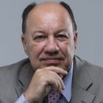 Guerra, democracia e direito internacional: os limites jurídicos do conflito com o IrãA guerra começou há poucos dias e já produz consequências dramáticas. Em pouco mais de uma semana de confrontos, o número de mortos ultrapassa a marca de mil vítimas. Entre elas, encontram-se importantes lideranças do Irã, integrantes da Guarda Revolucionária e até mesmo o então líder supremo do país, o aiatolá Ali Khamenei. Diante de um cenário dessa magnitude, surge uma pergunta inevitável: sob a ótica do direito internacional, haveria alguma justificativa jurídica para a ofensiva militar conduzida pelos Estados Unidos e por Israel contra o Irã? Do ponto de vista estritamente jurídico, a resposta parece clara: não. Dentro do arcabouço normativo do direito internacional contemporâneo, não há elementos consistentes que legitimem uma invasão ou uma agressão militar dessa natureza. A única justificativa apresentada para sustentar a ação seria a alegação de uma ameaça iminente por parte do Irã. O problema é que essa ameaça jamais foi comprovada. Passados mais de dez dias desde o início da guerra, os próprios Estados Unidos reconheceram que não havia evidências concretas de uma agressão iminente que justificasse uma ação preventiva dessa magnitude. O mesmo raciocínio se aplica ao caso de Israel.Não havia, portanto, no plano jurídico, um fundamento sólido para a deflagração do conflito. Vale lembrar que, no ano passado, Israel realizou um ataque contra o território iraniano. Na ocasião, o Irã respondeu com o envio de algumas centenas de drones. A retaliação, no entanto, foi considerada relativamente contida: não houve danos significativos a cidades israelenses, instalações militares ou estruturas civis. Hoje, analistas interpretam aquela resposta moderada como parte de uma estratégia. O Irã teria preferido, naquele momento, avaliar as condições geopolíticas e militares de um eventual confronto mais amplo — algo que agora parece estar em curso. Ainda assim, nada disso altera o ponto central: do ponto de vista do direito internacional, não havia justificativa jurídica para a guerra. Diante desse cenário, surge naturalmente a possibilidade de responsabilização jurídica internacional. Em tese, os acontecimentos poderiam ser analisados pelo Tribunal Penal Internacional. Ainda que esse seja um processo complexo e de longa duração, já existem sinais de movimentação no plano diplomático e político. Diversos países do norte da Europa começaram a adotar posições mais firmes diante da escalada do conflito. Alguns declararam o primeiro-ministro israelense persona non grata. Outros passaram a classificar Israel como um ator potencialmente perigoso no sistema internacional. Há casos ainda mais contundentes. A Bélgica, por exemplo, já discute a possibilidade de rompimento de relações diplomáticas. Essas reações indicam que, no plano jurídico e diplomático, a resposta internacional pode estar se tornando mais consistente do que em episódios anteriores. No entanto, é preciso compreender os limites estruturais do próprio direito internacional. Sempre que se discute o papel do direito internacional, gosto de recorrer a uma imagem bastante simples: nenhuma corrente é mais forte do que o seu elo mais fraco. A corrente do direito internacional depende, em última instância, da solidez das democracias que compõem o sistema internacional. São as democracias nacionais que sustentam, política e institucionalmente, o funcionamento das normas internacionais. Quando essas democracias se enfraquecem, todo o sistema internacional também se fragiliza. Países com democracias internas instáveis ou deterioradas dificilmente contribuem para a construção de uma ordem internacional baseada em regras. Da mesma forma, governos que se posicionam abertamente contra princípios fundamentais do direito internacional — como o multilateralismo e o universalismo dos direitos humanos — tendem a enfraquecer os próprios mecanismos que deveriam regular as relações entre os Estados. Por isso, considero que este não é propriamente um momento de enfraquecimento do direito internacional. O que estamos presenciando é, na verdade, um momento de enfraquecimento das democracias locais. Se observarmos as estatísticas sobre regimes políticos no mundo contemporâneo, o quadro é preocupante. Hoje, talvez apenas entre 25% e 30% dos países possam ser considerados democracias consolidadas — e, ainda assim, concentradas geograficamente em determinadas regiões do planeta. Quando as democracias se enfraquecem, o direito internacional inevitavelmente perde parte de sua capacidade de atuação. Outro elemento relevante para compreender o cenário atual é a sucessão no comando político-religioso do Irã. A escolha do filho de Ali Khamenei como novo líder supremo indica um movimento claro de continuidade ideológica e política dentro do regime. Esse fato revela algo importante: apesar da pressão externa e dos ataques recentes, o regime iraniano demonstrou resiliência. É importante lembrar que o antigo líder já era uma figura de idade avançada, com saúde bastante debilitada. A discussão sobre sua sucessão não surgiu agora. Trata-se de um processo que vinha sendo preparado há bastante tempo dentro das estruturas de poder do país. Sua morte ocorreu, evidentemente, no contexto dos ataques militares recentes. No entanto, dentro da tradição religiosa e política que estrutura o regime iraniano, existe um elemento simbólico que não pode ser ignorado: a ideia de martírio. Há relatos de que o líder teria sido aconselhado a se proteger ou a deixar o local onde se encontrava. Ainda assim, teria optado por permanecer. Essa decisão foi interpretada por muitos como um gesto de martirização, o que produz um efeito político poderoso. Internamente, fortalece a identidade nacional e a coesão política diante de um agressor externo. Em contextos de conflito, esse tipo de narrativa tende a consolidar o apoio interno ao regime. Para compreender plenamente o presente, é necessário olhar também para o passado.O atual regime iraniano nasceu da Revolução Islâmica de 1979, que derrubou a monarquia liderada pelo xá Mohammad Reza Pahlavi. Esse processo revolucionário foi, em grande medida, uma reação ao profundo grau de influência exercido pelos Estados Unidos na política interna do país. Desde a década de 1950, Washington apoiava a monarquia iraniana. Esse apoio teve origem em uma operação conduzida pelos Estados Unidos e pelo Reino Unido — a chamada Operação Ajax — que resultou na derrubada do então primeiro-ministro iraniano, considerado à época a principal liderança popular do país. O xá assumiu e manteve o poder com apoio externo, em um governo que, apesar de alinhado ao Ocidente, jamais conquistou ampla legitimidade interna. A Revolução Islâmica, portanto, não foi apenas um movimento religioso. Foi também um movimento político e nacionalista, marcado pela rejeição à influência estrangeira na condução do Estado iraniano. Essa memória histórica continua profundamente presente na sociedade iraniana — e ajuda a explicar por que, mesmo diante de pressões externas intensas, o regime consegue manter níveis significativos de coesão interna. O conflito atual, portanto, não se resume a uma disputa militar. Ele expõe tensões mais profundas que atravessam o sistema internacional contemporâneo: o choque entre interesses geopolíticos, a fragilidade das instituições multilaterais e o enfraquecimento das democracias. No plano jurídico, o direito internacional continua oferecendo parâmetros claros sobre o uso da força. No plano político, entretanto, a aplicação dessas normas depende de algo muito mais complexo: a vontade política dos Estados e a solidez das democracias que sustentam a ordem internacional. Enquanto essa base democrática permanecer fragilizada, o direito internacional continuará enfrentando dificuldades para cumprir plenamente o papel para o qual foi concebido. Fauzi Hassan Choukr, especialista em relações globais e Direito Penal Internacional, é mestre e doutor pela USP. Pós-doutor pela Universidade de Coimbra e promotor de justiça aposentado do Ministério Público de São Paulo (MPSP).