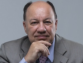 Guerra, democracia e direito internacional: os limites jurídicos do conflito com o IrãA guerra começou há poucos dias e já produz consequências dramáticas. Em pouco mais de uma semana de confrontos, o número de mortos ultrapassa a marca de mil vítimas. Entre elas, encontram-se importantes lideranças do Irã, integrantes da Guarda Revolucionária e até mesmo o então líder supremo do país, o aiatolá Ali Khamenei. Diante de um cenário dessa magnitude, surge uma pergunta inevitável: sob a ótica do direito internacional, haveria alguma justificativa jurídica para a ofensiva militar conduzida pelos Estados Unidos e por Israel contra o Irã? Do ponto de vista estritamente jurídico, a resposta parece clara: não. Dentro do arcabouço normativo do direito internacional contemporâneo, não há elementos consistentes que legitimem uma invasão ou uma agressão militar dessa natureza. A única justificativa apresentada para sustentar a ação seria a alegação de uma ameaça iminente por parte do Irã. O problema é que essa ameaça jamais foi comprovada. Passados mais de dez dias desde o início da guerra, os próprios Estados Unidos reconheceram que não havia evidências concretas de uma agressão iminente que justificasse uma ação preventiva dessa magnitude. O mesmo raciocínio se aplica ao caso de Israel.Não havia, portanto, no plano jurídico, um fundamento sólido para a deflagração do conflito. Vale lembrar que, no ano passado, Israel realizou um ataque contra o território iraniano. Na ocasião, o Irã respondeu com o envio de algumas centenas de drones. A retaliação, no entanto, foi considerada relativamente contida: não houve danos significativos a cidades israelenses, instalações militares ou estruturas civis. Hoje, analistas interpretam aquela resposta moderada como parte de uma estratégia. O Irã teria preferido, naquele momento, avaliar as condições geopolíticas e militares de um eventual confronto mais amplo — algo que agora parece estar em curso. Ainda assim, nada disso altera o ponto central: do ponto de vista do direito internacional, não havia justificativa jurídica para a guerra. Diante desse cenário, surge naturalmente a possibilidade de responsabilização jurídica internacional. Em tese, os acontecimentos poderiam ser analisados pelo Tribunal Penal Internacional. Ainda que esse seja um processo complexo e de longa duração, já existem sinais de movimentação no plano diplomático e político. Diversos países do norte da Europa começaram a adotar posições mais firmes diante da escalada do conflito. Alguns declararam o primeiro-ministro israelense persona non grata. Outros passaram a classificar Israel como um ator potencialmente perigoso no sistema internacional. Há casos ainda mais contundentes. A Bélgica, por exemplo, já discute a possibilidade de rompimento de relações diplomáticas. Essas reações indicam que, no plano jurídico e diplomático, a resposta internacional pode estar se tornando mais consistente do que em episódios anteriores. No entanto, é preciso compreender os limites estruturais do próprio direito internacional. Sempre que se discute o papel do direito internacional, gosto de recorrer a uma imagem bastante simples: nenhuma corrente é mais forte do que o seu elo mais fraco. A corrente do direito internacional depende, em última instância, da solidez das democracias que compõem o sistema internacional. São as democracias nacionais que sustentam, política e institucionalmente, o funcionamento das normas internacionais. Quando essas democracias se enfraquecem, todo o sistema internacional também se fragiliza. Países com democracias internas instáveis ou deterioradas dificilmente contribuem para a construção de uma ordem internacional baseada em regras. Da mesma forma, governos que se posicionam abertamente contra princípios fundamentais do direito internacional — como o multilateralismo e o universalismo dos direitos humanos — tendem a enfraquecer os próprios mecanismos que deveriam regular as relações entre os Estados. Por isso, considero que este não é propriamente um momento de enfraquecimento do direito internacional. O que estamos presenciando é, na verdade, um momento de enfraquecimento das democracias locais. Se observarmos as estatísticas sobre regimes políticos no mundo contemporâneo, o quadro é preocupante. Hoje, talvez apenas entre 25% e 30% dos países possam ser considerados democracias consolidadas — e, ainda assim, concentradas geograficamente em determinadas regiões do planeta. Quando as democracias se enfraquecem, o direito internacional inevitavelmente perde parte de sua capacidade de atuação. Outro elemento relevante para compreender o cenário atual é a sucessão no comando político-religioso do Irã. A escolha do filho de Ali Khamenei como novo líder supremo indica um movimento claro de continuidade ideológica e política dentro do regime. Esse fato revela algo importante: apesar da pressão externa e dos ataques recentes, o regime iraniano demonstrou resiliência. É importante lembrar que o antigo líder já era uma figura de idade avançada, com saúde bastante debilitada. A discussão sobre sua sucessão não surgiu agora. Trata-se de um processo que vinha sendo preparado há bastante tempo dentro das estruturas de poder do país. Sua morte ocorreu, evidentemente, no contexto dos ataques militares recentes. No entanto, dentro da tradição religiosa e política que estrutura o regime iraniano, existe um elemento simbólico que não pode ser ignorado: a ideia de martírio. Há relatos de que o líder teria sido aconselhado a se proteger ou a deixar o local onde se encontrava. Ainda assim, teria optado por permanecer. Essa decisão foi interpretada por muitos como um gesto de martirização, o que produz um efeito político poderoso. Internamente, fortalece a identidade nacional e a coesão política diante de um agressor externo. Em contextos de conflito, esse tipo de narrativa tende a consolidar o apoio interno ao regime. Para compreender plenamente o presente, é necessário olhar também para o passado.O atual regime iraniano nasceu da Revolução Islâmica de 1979, que derrubou a monarquia liderada pelo xá Mohammad Reza Pahlavi. Esse processo revolucionário foi, em grande medida, uma reação ao profundo grau de influência exercido pelos Estados Unidos na política interna do país. Desde a década de 1950, Washington apoiava a monarquia iraniana. Esse apoio teve origem em uma operação conduzida pelos Estados Unidos e pelo Reino Unido — a chamada Operação Ajax — que resultou na derrubada do então primeiro-ministro iraniano, considerado à época a principal liderança popular do país. O xá assumiu e manteve o poder com apoio externo, em um governo que, apesar de alinhado ao Ocidente, jamais conquistou ampla legitimidade interna. A Revolução Islâmica, portanto, não foi apenas um movimento religioso. Foi também um movimento político e nacionalista, marcado pela rejeição à influência estrangeira na condução do Estado iraniano. Essa memória histórica continua profundamente presente na sociedade iraniana — e ajuda a explicar por que, mesmo diante de pressões externas intensas, o regime consegue manter níveis significativos de coesão interna. O conflito atual, portanto, não se resume a uma disputa militar. Ele expõe tensões mais profundas que atravessam o sistema internacional contemporâneo: o choque entre interesses geopolíticos, a fragilidade das instituições multilaterais e o enfraquecimento das democracias. No plano jurídico, o direito internacional continua oferecendo parâmetros claros sobre o uso da força. No plano político, entretanto, a aplicação dessas normas depende de algo muito mais complexo: a vontade política dos Estados e a solidez das democracias que sustentam a ordem internacional. Enquanto essa base democrática permanecer fragilizada, o direito internacional continuará enfrentando dificuldades para cumprir plenamente o papel para o qual foi concebido. Fauzi Hassan Choukr, especialista em relações globais e Direito Penal Internacional, é mestre e doutor pela USP. Pós-doutor pela Universidade de Coimbra e promotor de justiça aposentado do Ministério Público de São Paulo (MPSP).