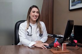 Tem cuidado que chega com sirene ligada. E tem cuidado que chega de maneira silenciosa, todos os dias, dentro do lar de alguém. Em ambas as situações, há algo em comum, a presença de mulheres que transformam preparo técnico em acolhimento e responsabilidade. Na rotina do atendimento domiciliar, o chamado pode ser para acompanhar um idoso, auxiliar na recuperação de um paciente ou garantir segurança a quem precisa de monitoramento contínuo. Já nas situações de urgência e emergência, cada segundo conta, exigindo delas, precisão e equilíbrio imediato. São técnicas de enfermagem que acompanham a evolução de um tratamento no ambiente familiar. São socorristas que enfrentam o trânsito para chegar rapidamente a quem precisa. São médicas e profissionais da saúde que tomam decisões firmes, muitas vezes em ambientes desafiadores, seja na residência do paciente ou em ocorrências externas. No setor de home care, o cuidado ganha um significado ainda mais humano. Elas entram na rotina das famílias, constroem vínculos, escutam histórias e se tornam parte de um processo de recuperação que vai além da medicação. É a saúde presente onde a vida realmente está. Na urgência, a firmeza e a agilidade salvam. No domicílio, a constância e a atenção fazem toda a diferença. Em ambos, a sensibilidade caminha junto com a técnica, e a força se manifesta na serenidade diante do inesperado. No Dia Internacional da Mulher, o reconhecimento se volta para essas profissionais que atuam tanto no suporte preventivo quanto nas situações emergenciais. Mulheres que conciliam plantões, família e desafios pessoais, mas que seguem comprometidas com aquilo que move cada chamado, a preservação da vida. São elas que percebem uma alteração sutil no quadro clínico antes que a situação se agrave, que orientam familiares inseguros e oferecem uma palavra de conforto enquanto realizam um procedimento delicado. Que mantêm a calma quando todos ao redor estão apreensivos. Essa combinação de conhecimento, atenção e sensibilidade fortalece a confiança das famílias e amplia as chances de recuperação. Reconhecer essas mulheres é valorizar a dedicação que começa muito antes do primeiro contato e continua depois dele, em estudos, treinamentos e aperfeiçoamento constante. É compreender que cuidar é um compromisso diário, exercido com responsabilidade e humanidade, seja sob o teto de um paciente ou em uma ocorrência de emergência. *Ana Flávia Nasrala é Diretora Técnica da Help Vida e médica cardiologista.